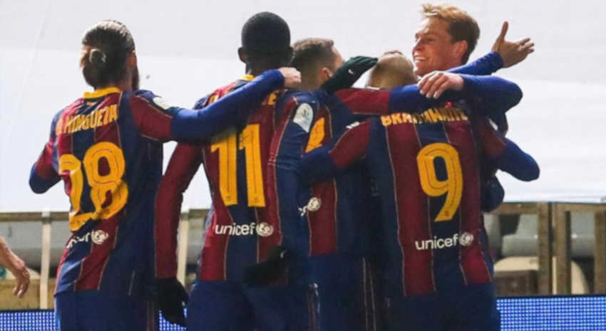برشلونة يتخطي عقبة ريال سوسييداد وبيلغ نهائي كأس السوبر الاسباني