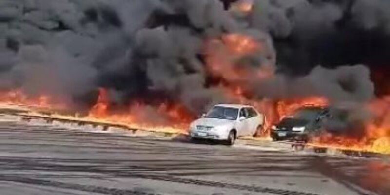 صورة بالفيديوهات .. حريق هائل في خط بترول أول طريق القاهرة- الإسماعيلية الصحراوي