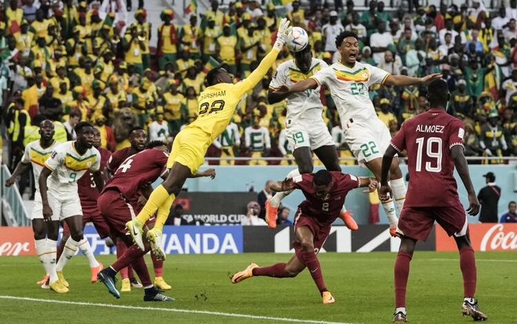 ودع منتخب قطر الوطني لكرة القدم مونديال 2022 بعد خسارته بنتيجة 3-1 على يد السنغال في مباراته الأخيرة في دور المجموعات. هذه النتيجة تعني أن قطر ستنهي المجموعة الأولى، وبالتالي لن تتقدم إلى مراحل خروج المغلوب من المنافسة. لطالما كان من الصعب على قطر التقدم من مجموعة تضمنت أيضًا السنغال المرشحة قبل البطولة واليابان حاملة لقب كأس آسيا. وقد ثبت ذلك، حيث لم يتمكن الفريق القطري من تحقيق فوز واحد في مبارياته الثلاث. ومع ذلك، كان هناك بعض الإيجابيات التي يمكن أن تأخذها قطر من البطولة. لقد قدموا أداءً جيدًا في مباراتهم الافتتاحية ضد اليابان، على الرغم من الخسارة في النهاية 1-0. ويمكنهم أيضًا أن يتشجعوا من حقيقة أنهم خسروا بهدف واحد فقط أمام كل من السنغال وبولندا - فريقان من المحتمل أن يتأهلوا بعيدًا في المسابقة. بشكل عام، كانت كأس العالم مخيبة للآمال